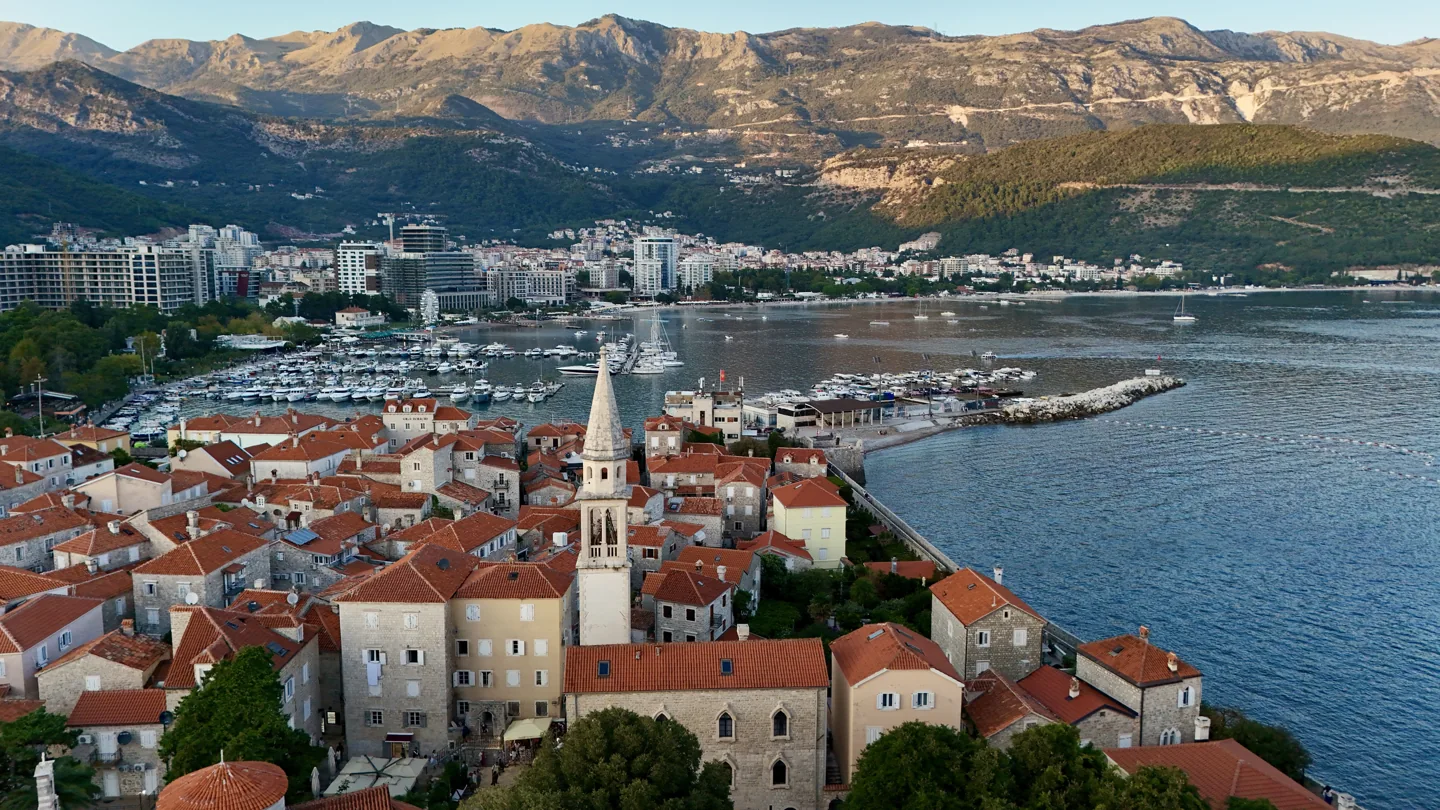 Stare miasto i port w Budvie nad Adriatykiem w Czarnogórze